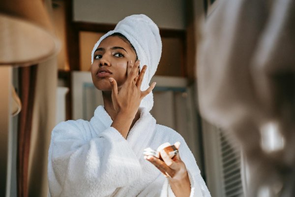 Comment préparer un tonique facial maison pour resserrer les pores?